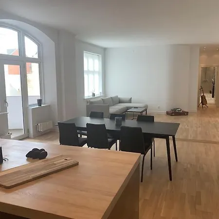Entire 2-bedroom With Jacuzzi Apartament